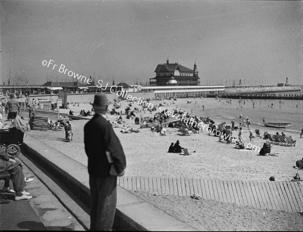 CROWDS ON THE BEACH